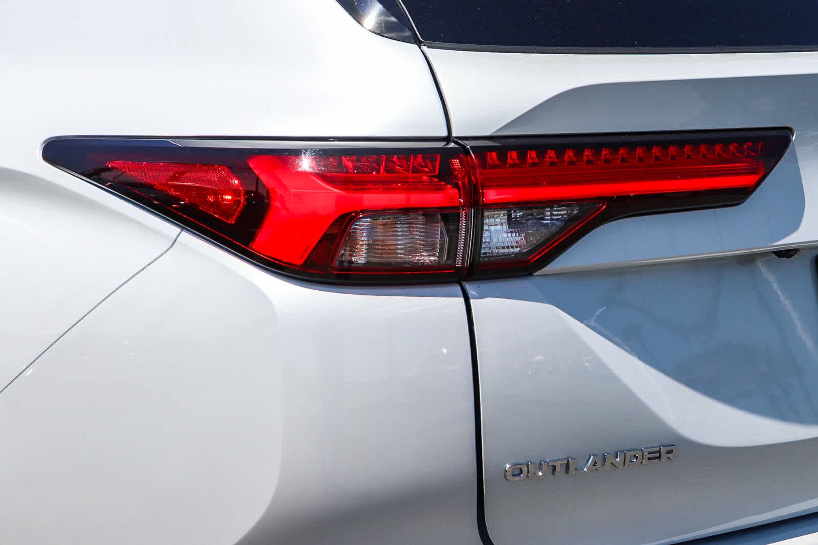 Thumbnail: 2024 Mitsubishi Outlander - 11