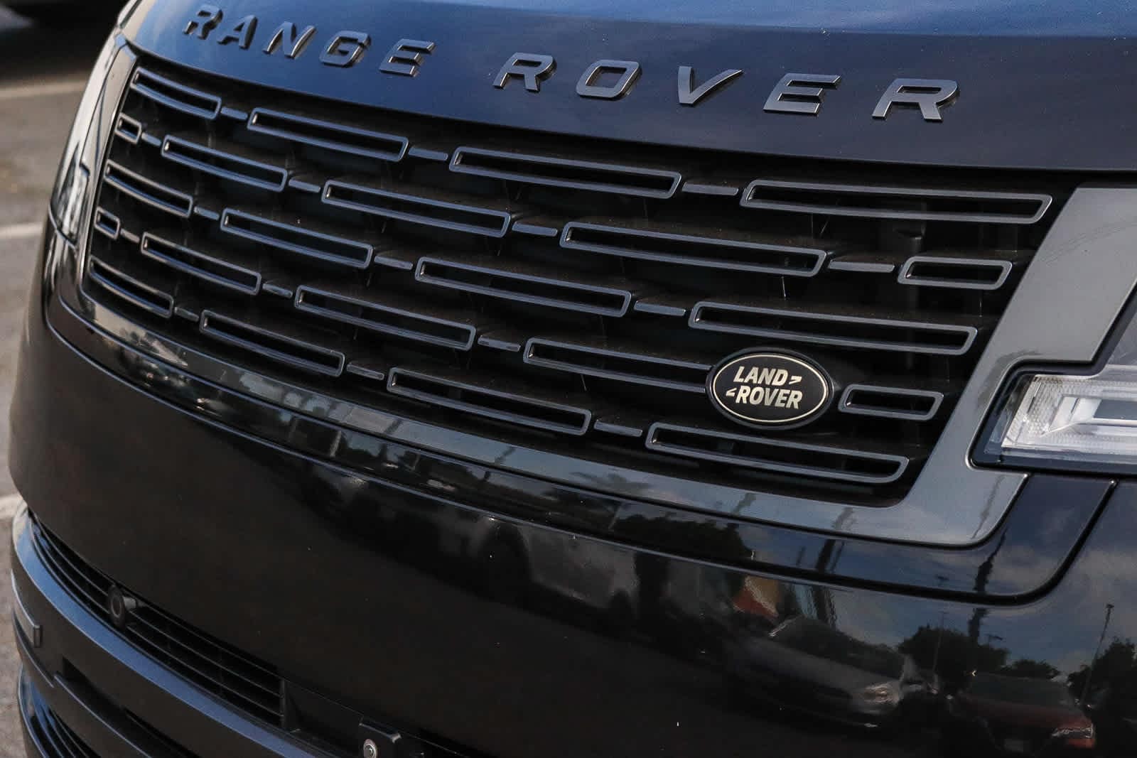 2023 Land Rover Range Rover SE photo 3