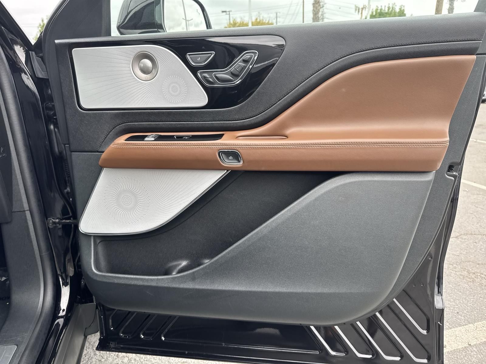 Thumbnail: 2023 Lincoln Aviator - 40