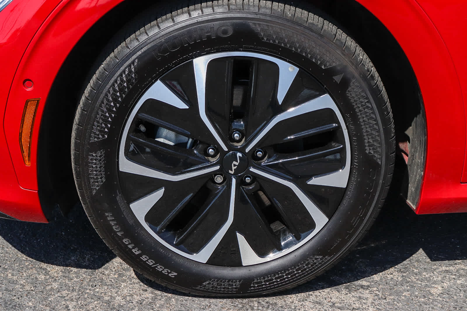 Thumbnail: 2022 Kia EV6 - 13