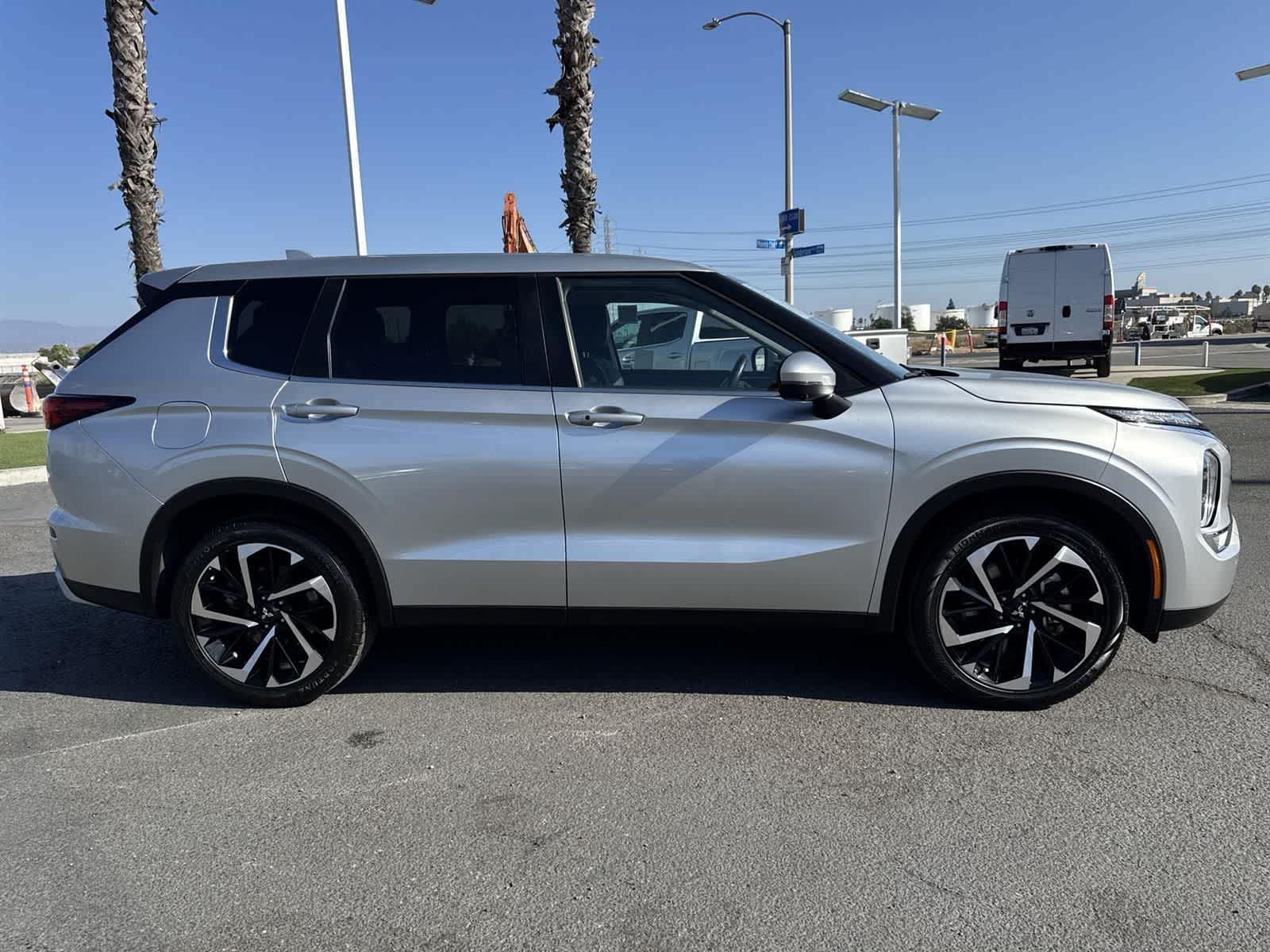 Thumbnail: 2024 Mitsubishi Outlander - 3