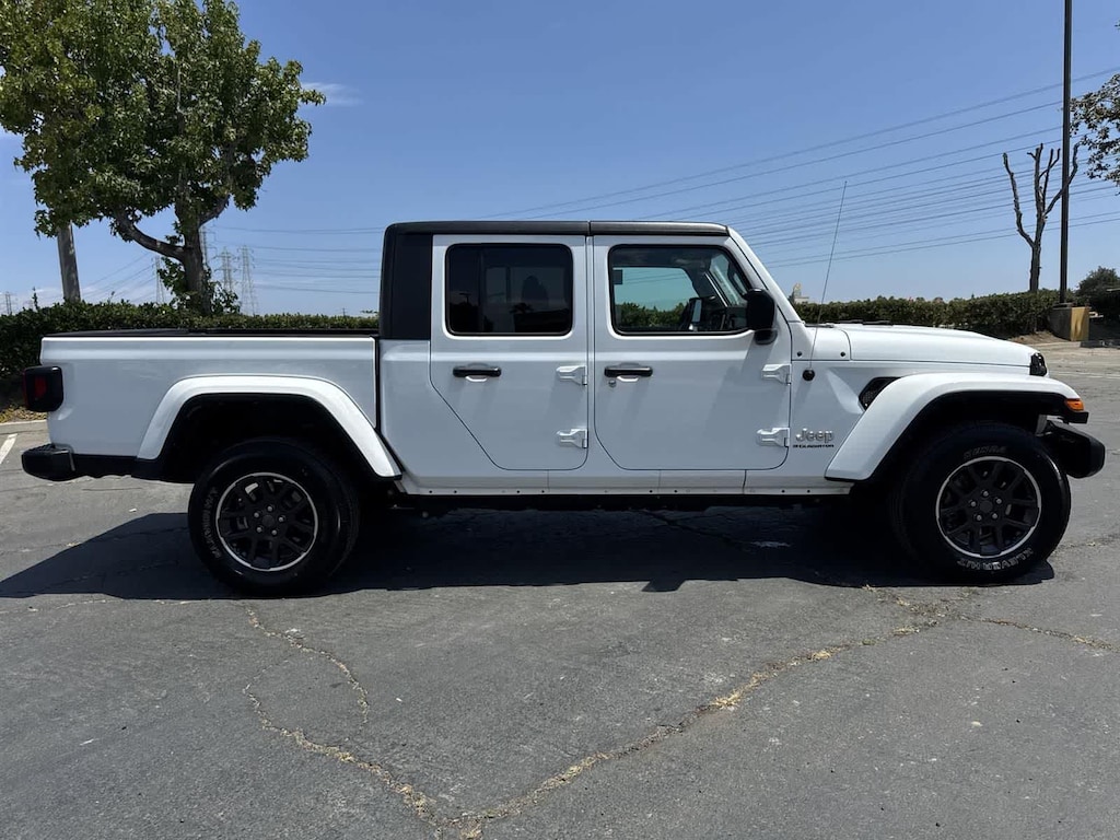 Used 2023 Jeep Gladiator Overland Truck
