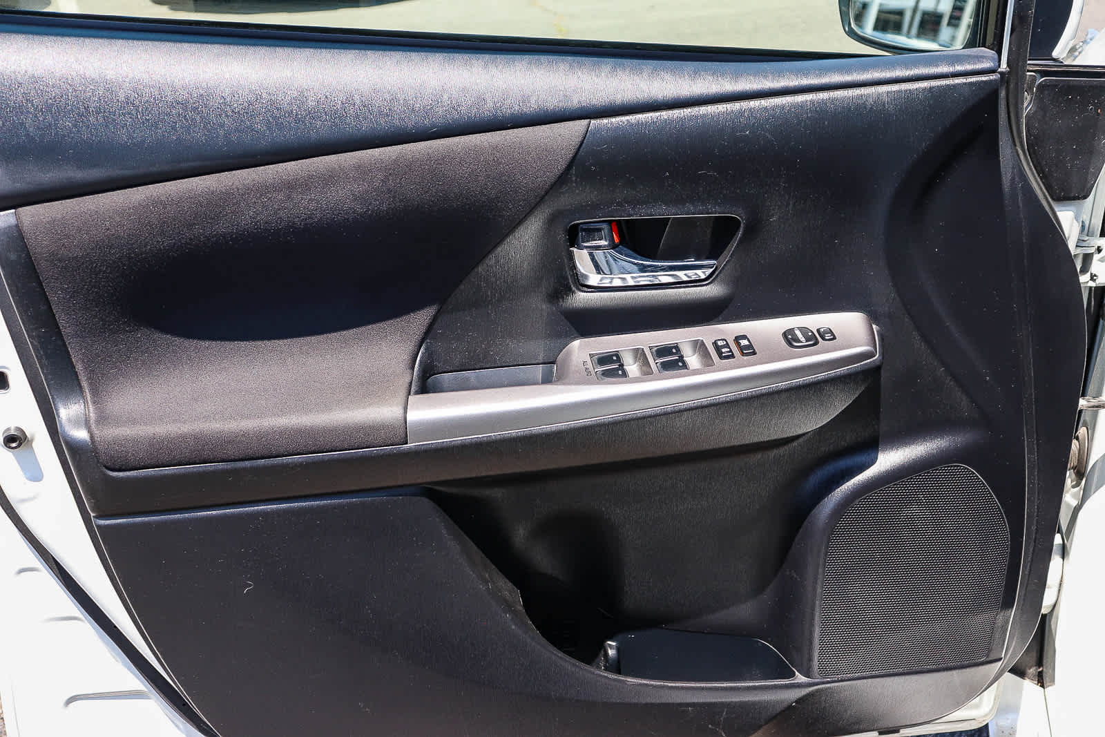 Thumbnail: 2017 Toyota Prius v - 25