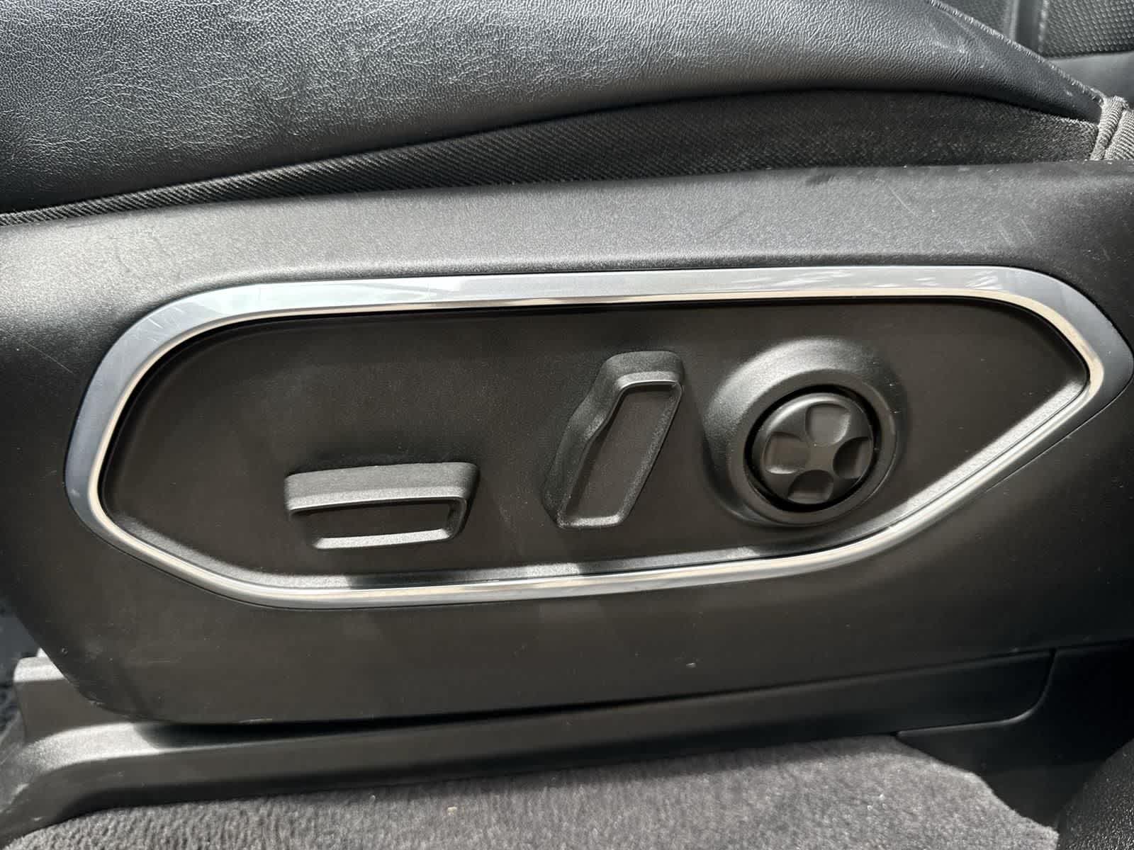 Thumbnail: 2023 Jeep Wagoneer - 24