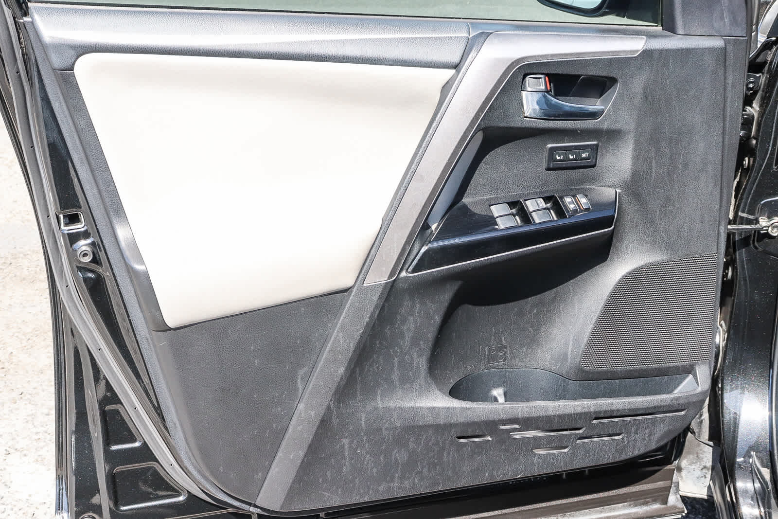 Thumbnail: 2016 Toyota RAV4 - 25