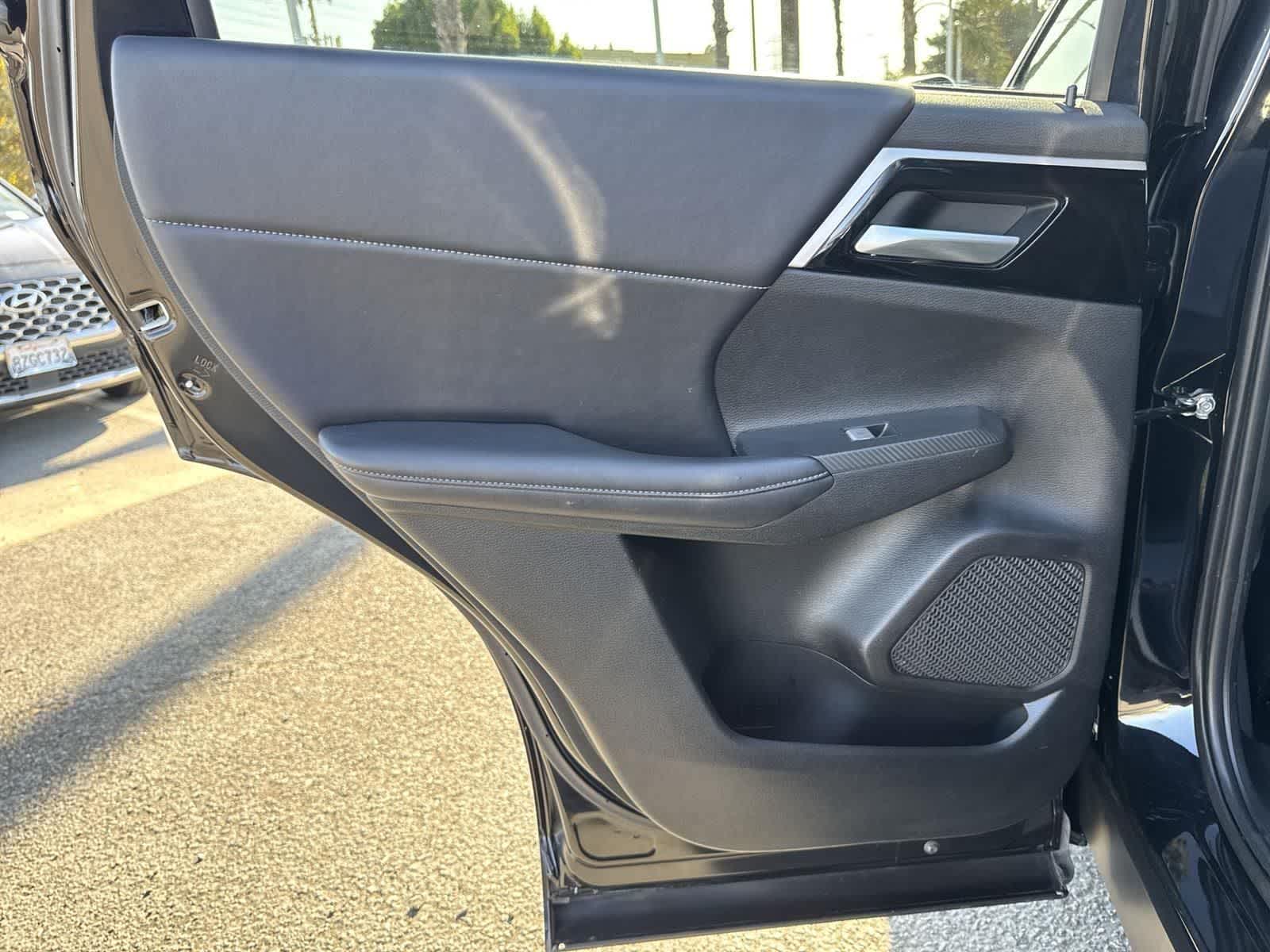 Thumbnail: 2024 Mitsubishi Outlander - 25