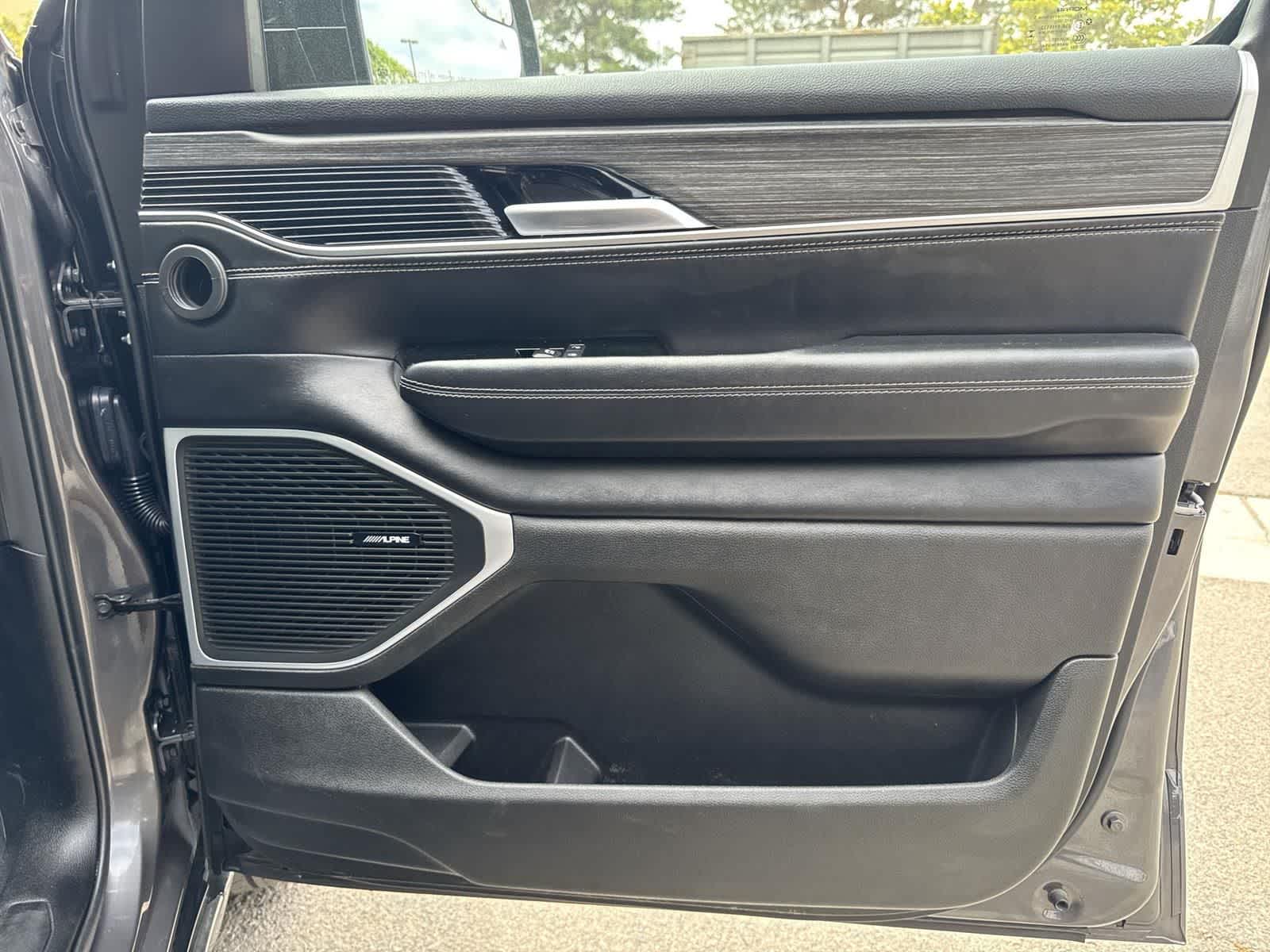 Thumbnail: 2023 Jeep Wagoneer - 39