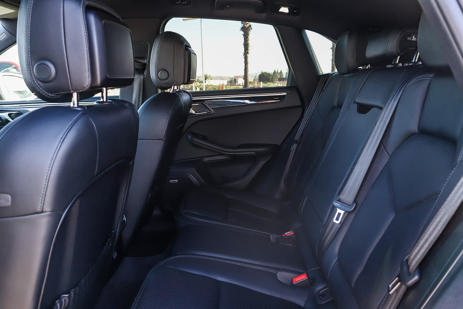 Thumbnail: 2017 Porsche Macan - 17