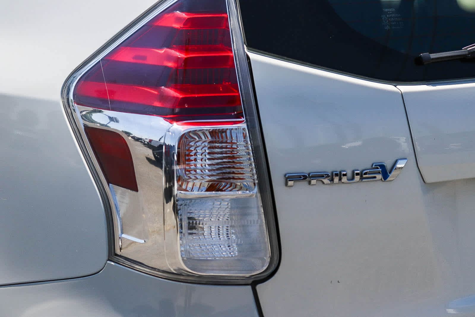 Thumbnail: 2017 Toyota Prius v - 8