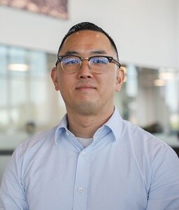Staff member Charlie Kim from ID_b5b7c5