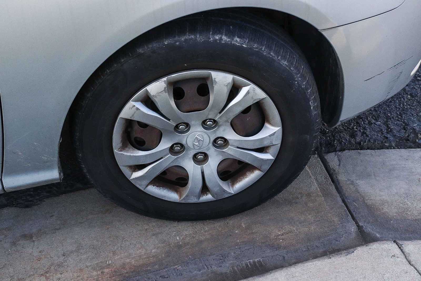 Thumbnail: 2010 Hyundai Elantra - 6