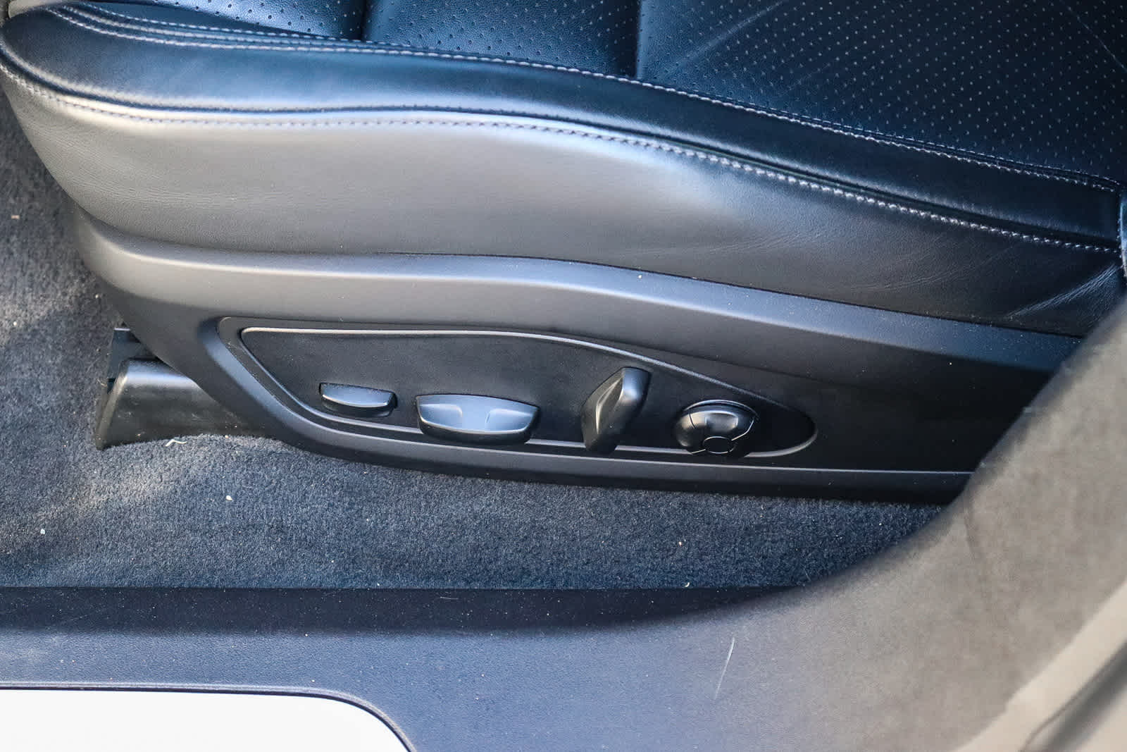 Thumbnail: 2021 Porsche Taycan - 25