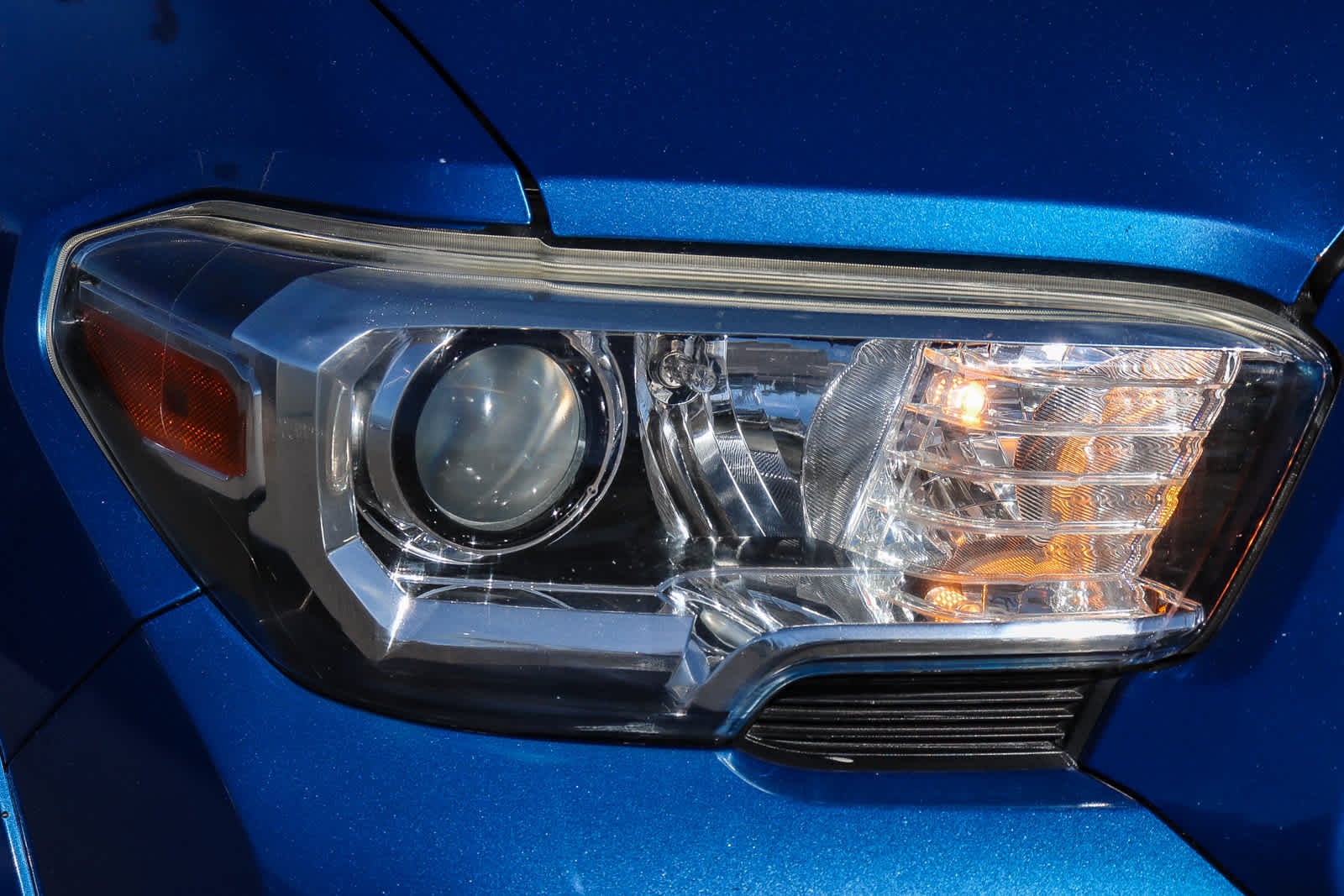 Thumbnail: 2016 Toyota Tacoma - 4