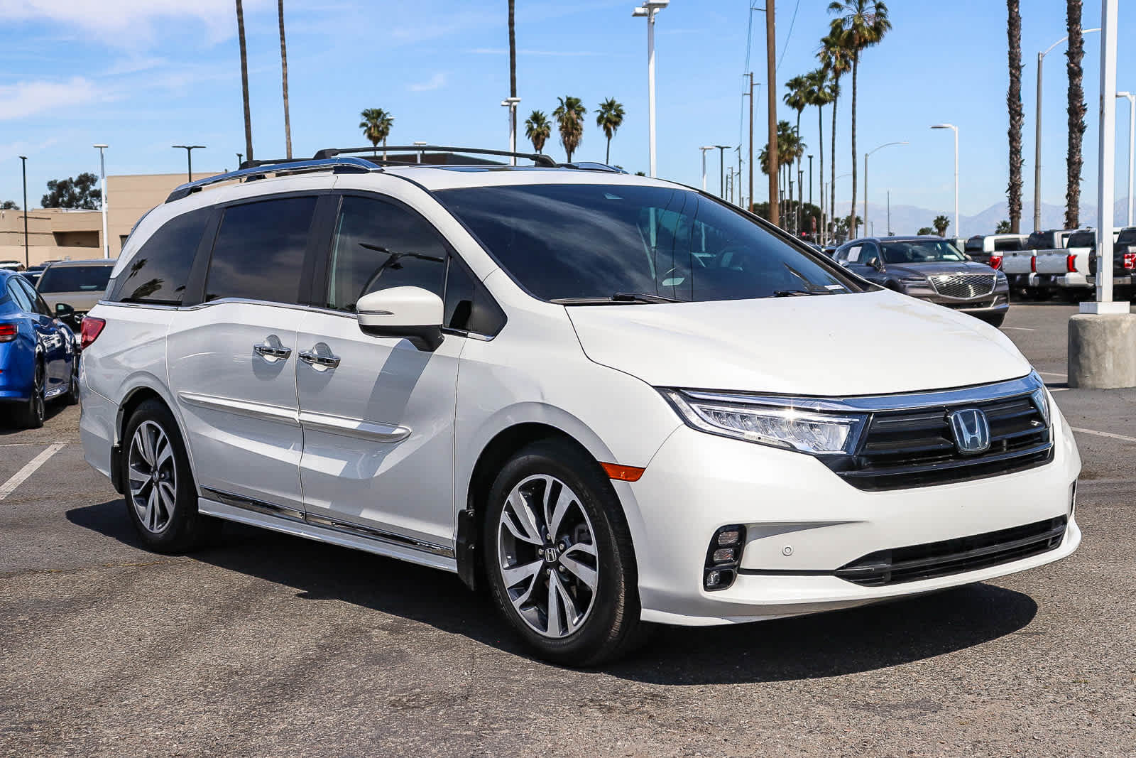 2022 Honda Odyssey Touring photo 2