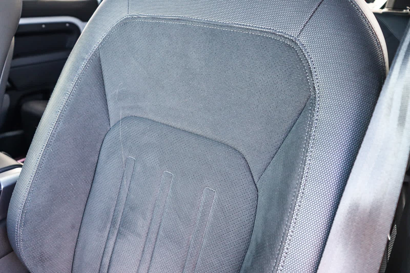 Thumbnail: 2023 Land Rover Defender - 32