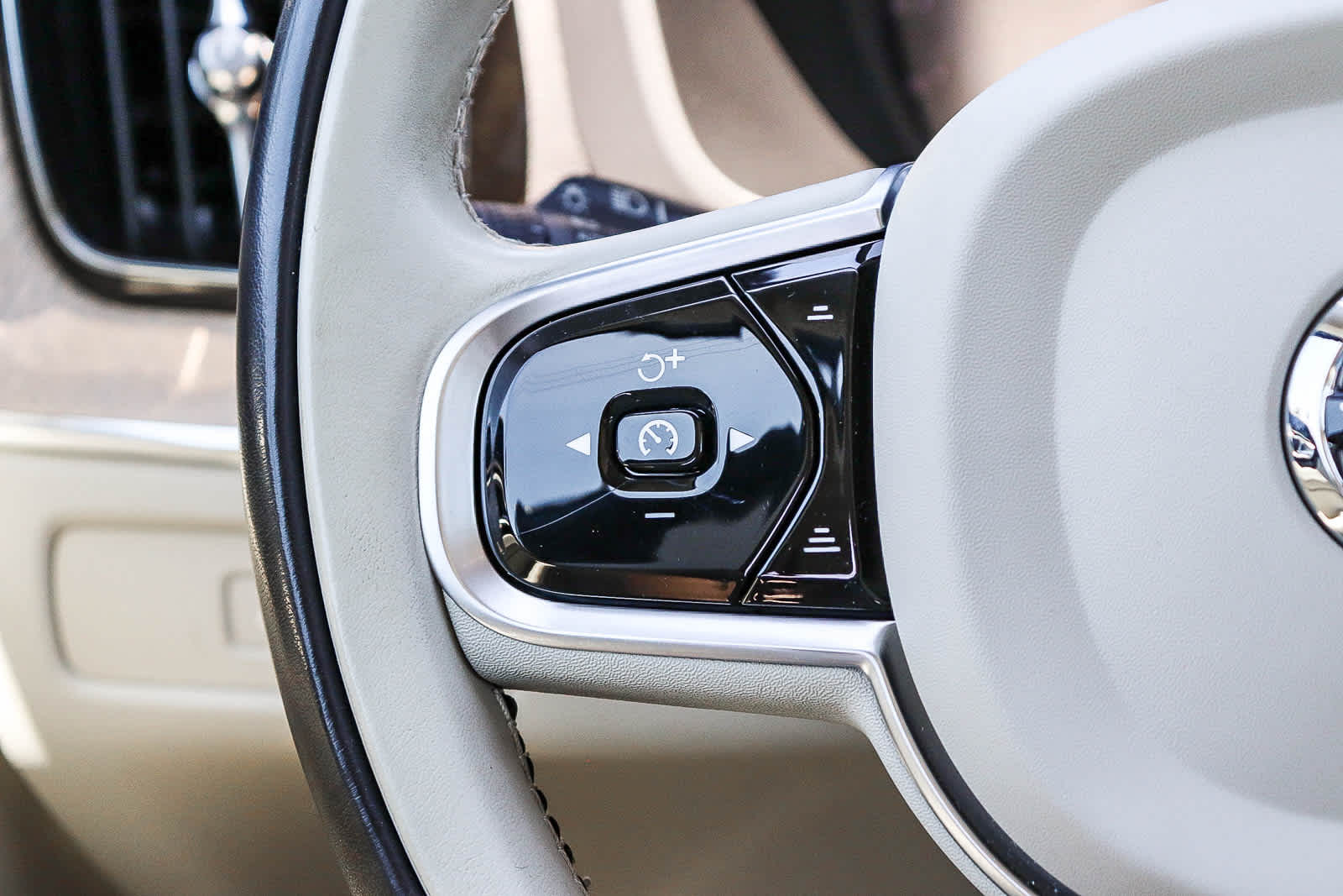 Thumbnail: 2023 Volvo XC60 - 18