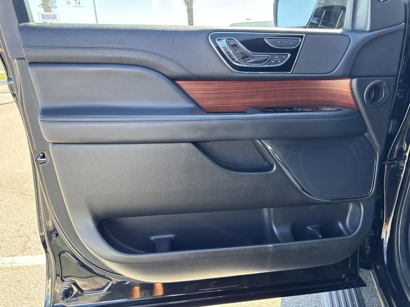 Thumbnail: 2023 Lincoln Navigator L - 21