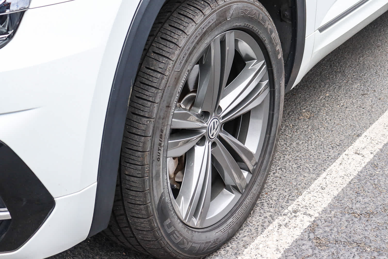 2019 Volkswagen Atlas 3.6L V6 SEL R-Line photo 4