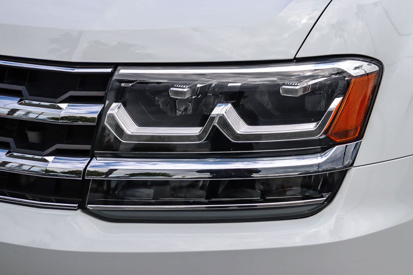2019 Volkswagen Atlas 3.6L V6 SEL R-Line photo 2