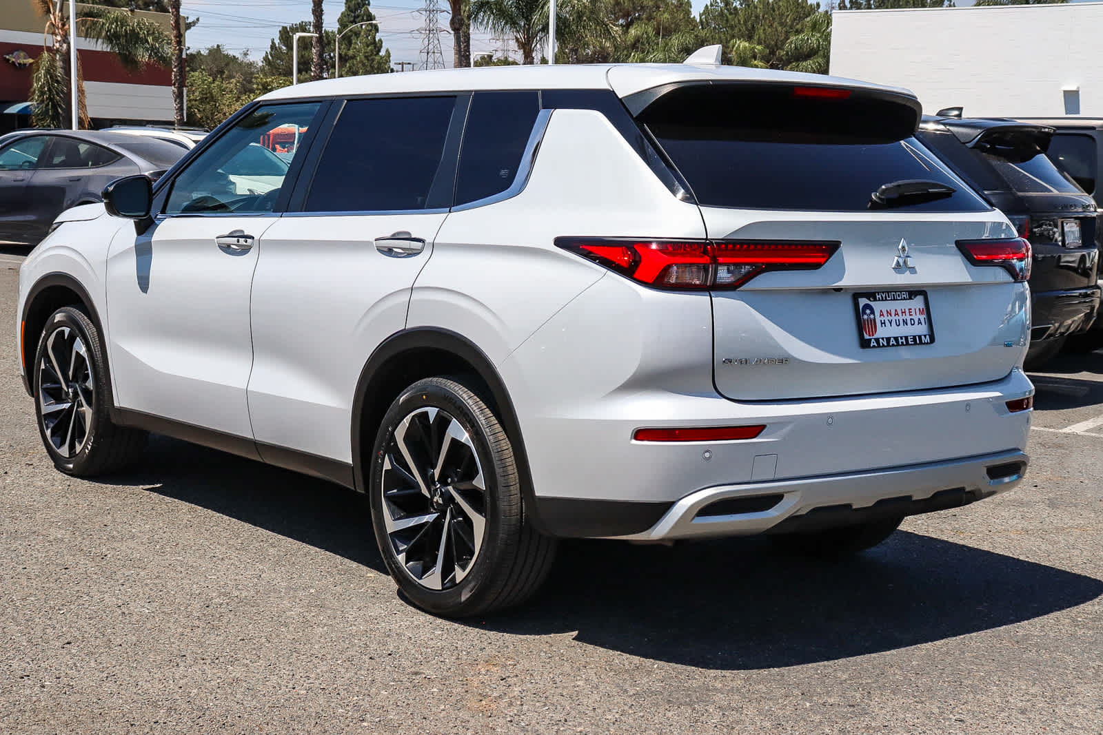 Thumbnail: 2024 Mitsubishi Outlander - 9