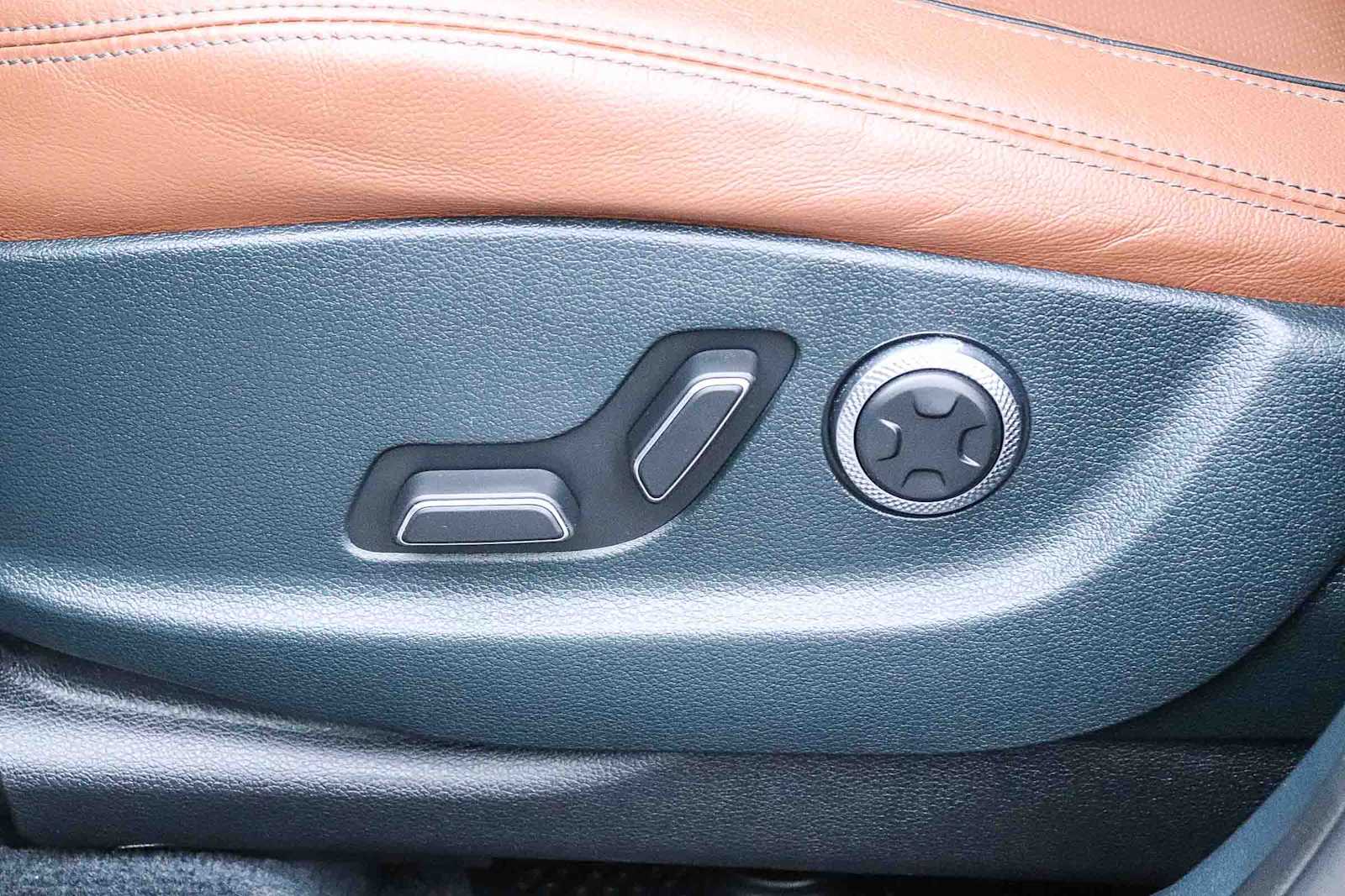 Thumbnail: 2023 Genesis GV70 - 22