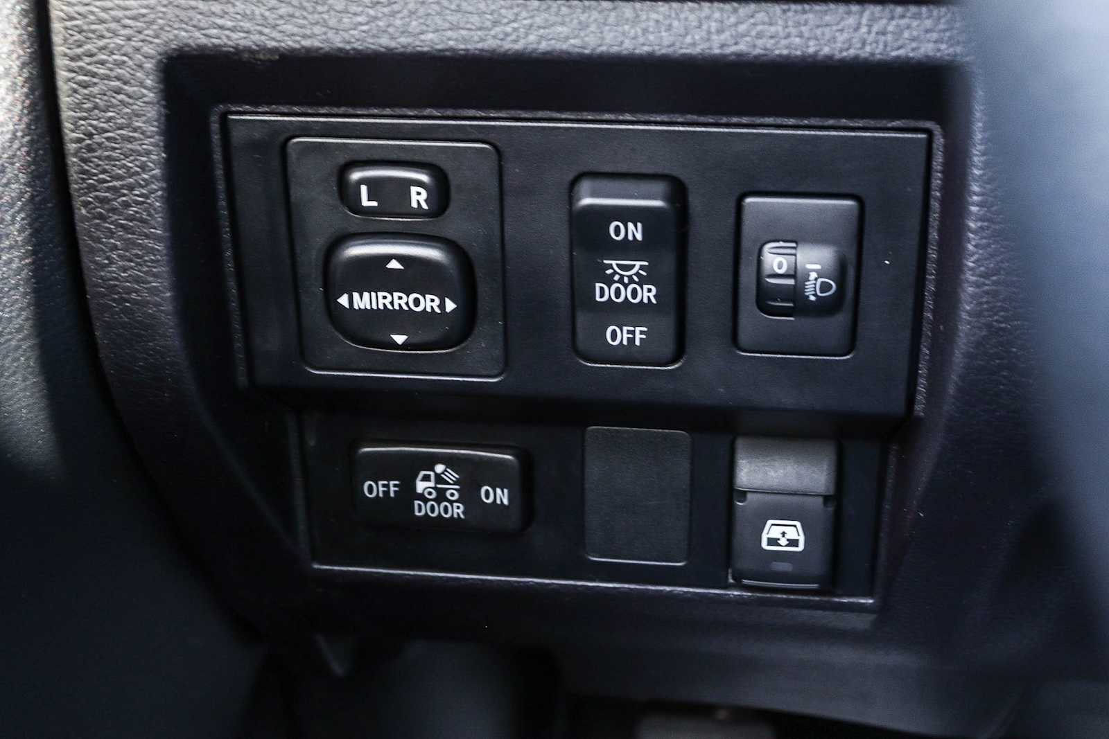 Thumbnail: 2016 Toyota Tundra - 29