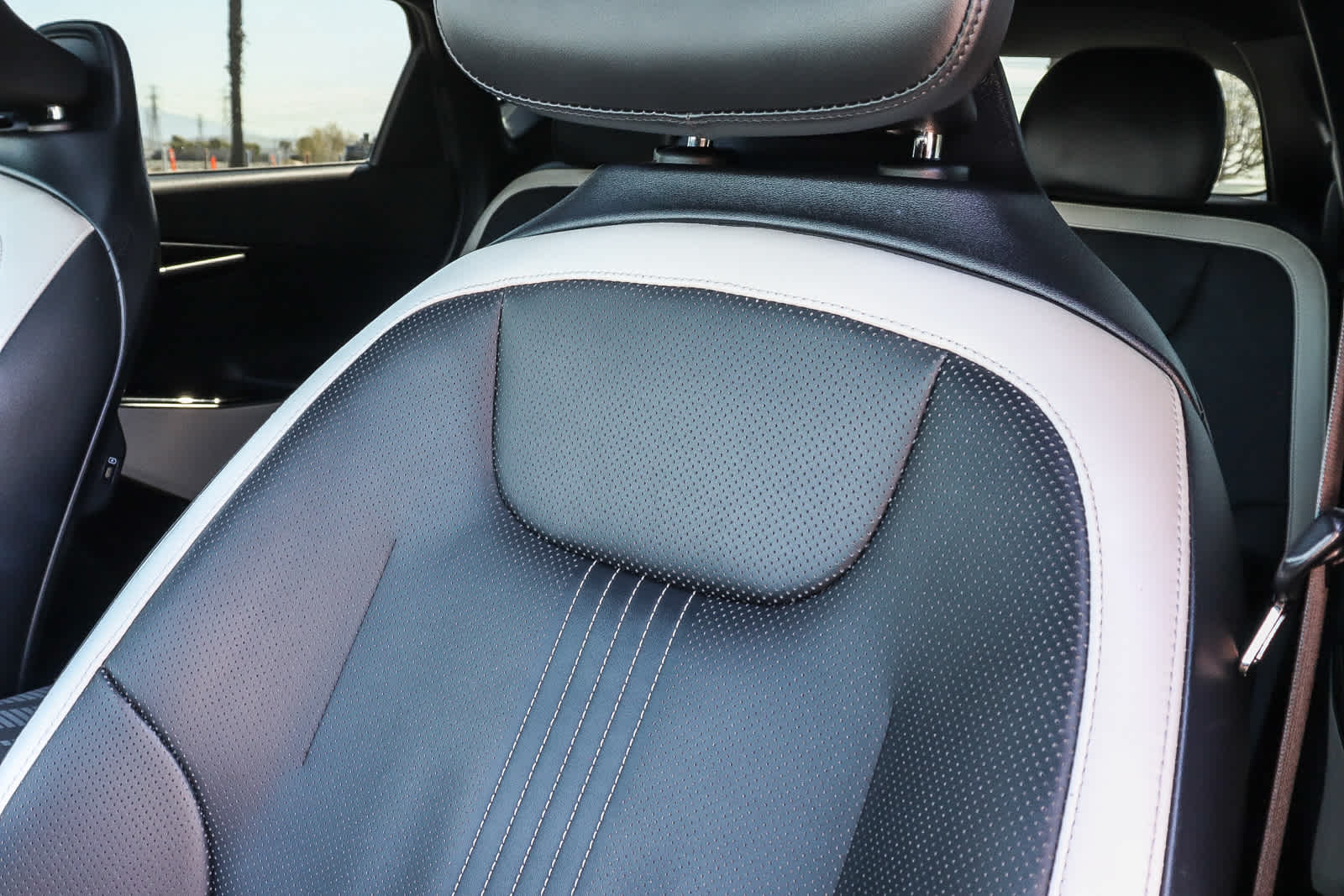 Thumbnail: 2022 Kia EV6 - 30