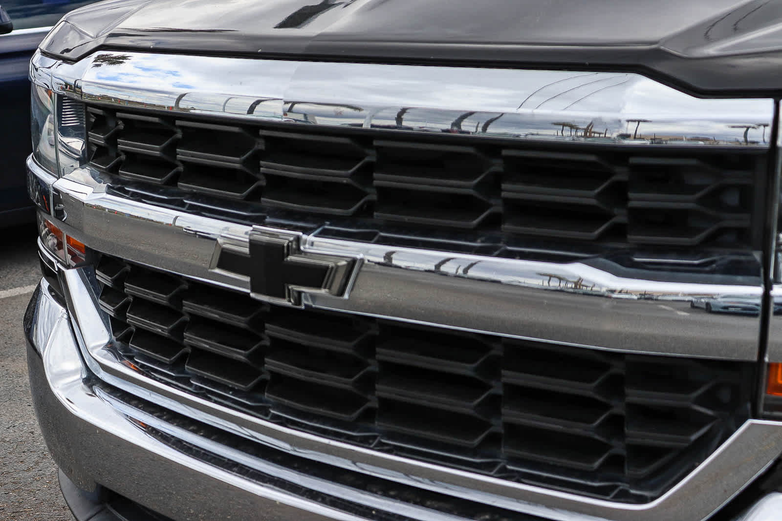 2017 Chevrolet Silverado 1500 LT photo 3