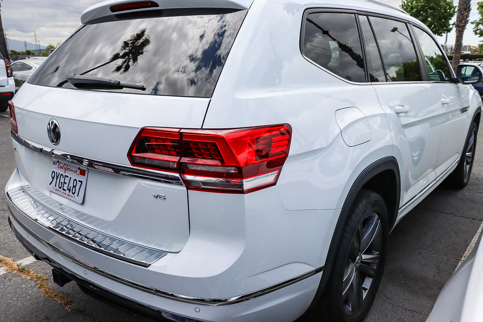 2019 Volkswagen Atlas 3.6L V6 SEL R-Line photo 6