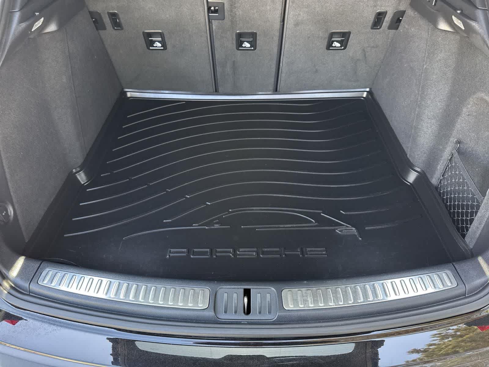 Thumbnail: 2022 Porsche Macan - 35