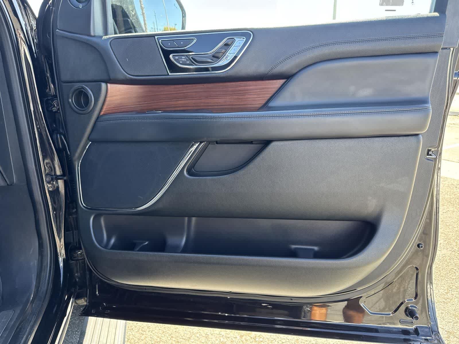 Thumbnail: 2023 Lincoln Navigator L - 40