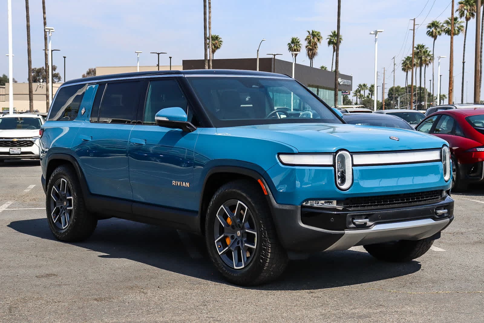 Thumbnail: 2023 Rivian R1S - 3