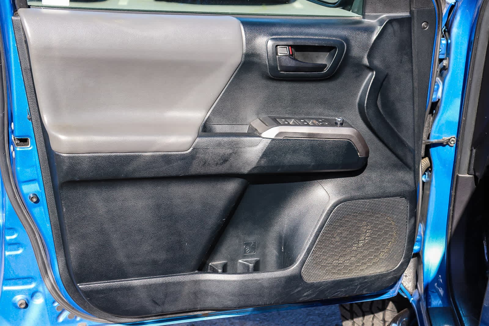 Thumbnail: 2016 Toyota Tacoma - 21