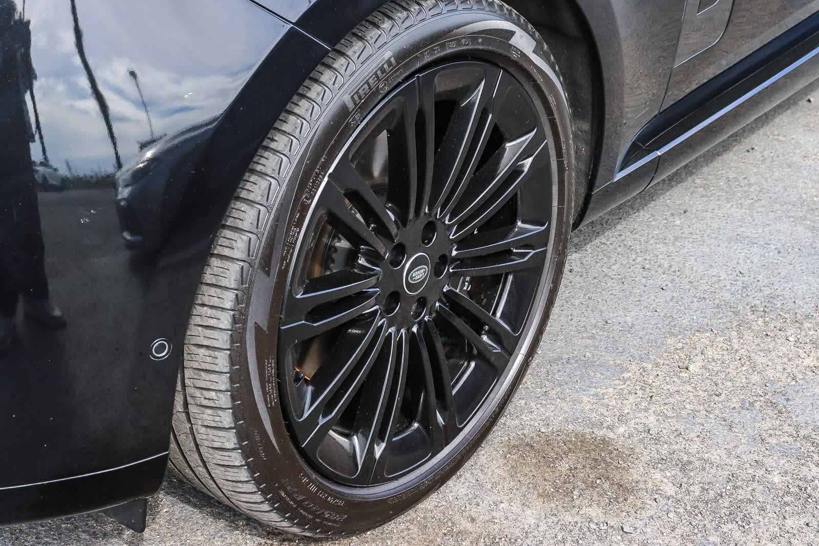 2023 Land Rover Range Rover SE photo 4