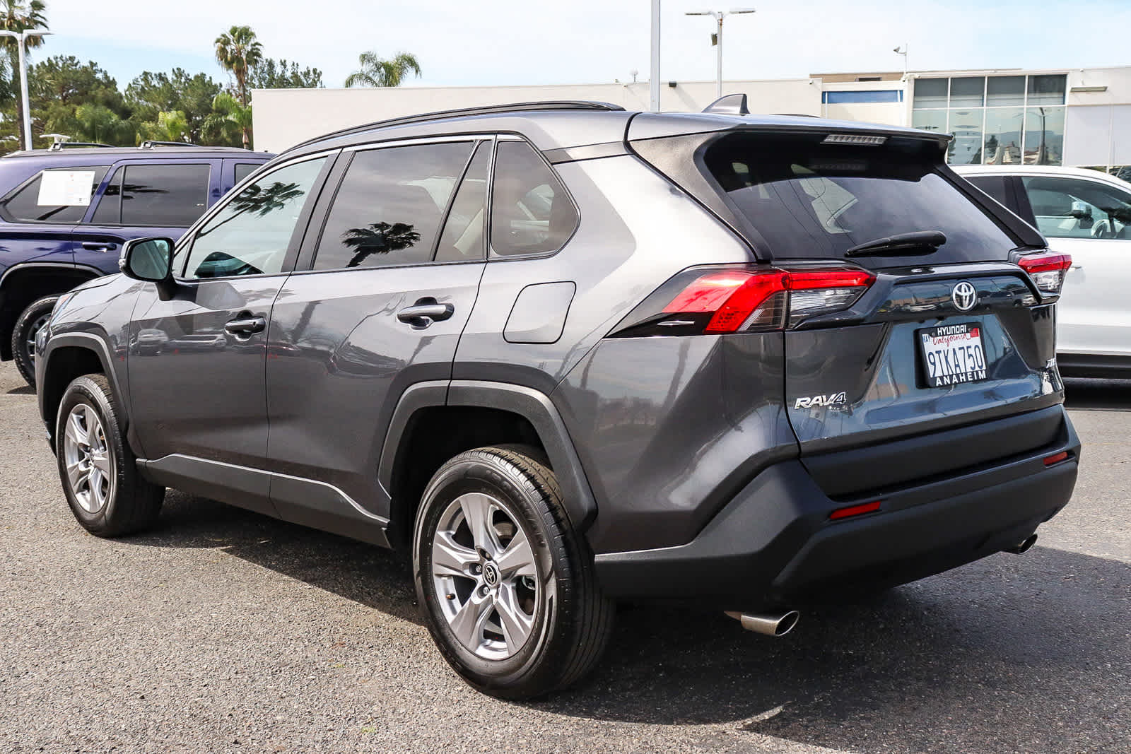 2023 Toyota RAV4 XLE photo 3