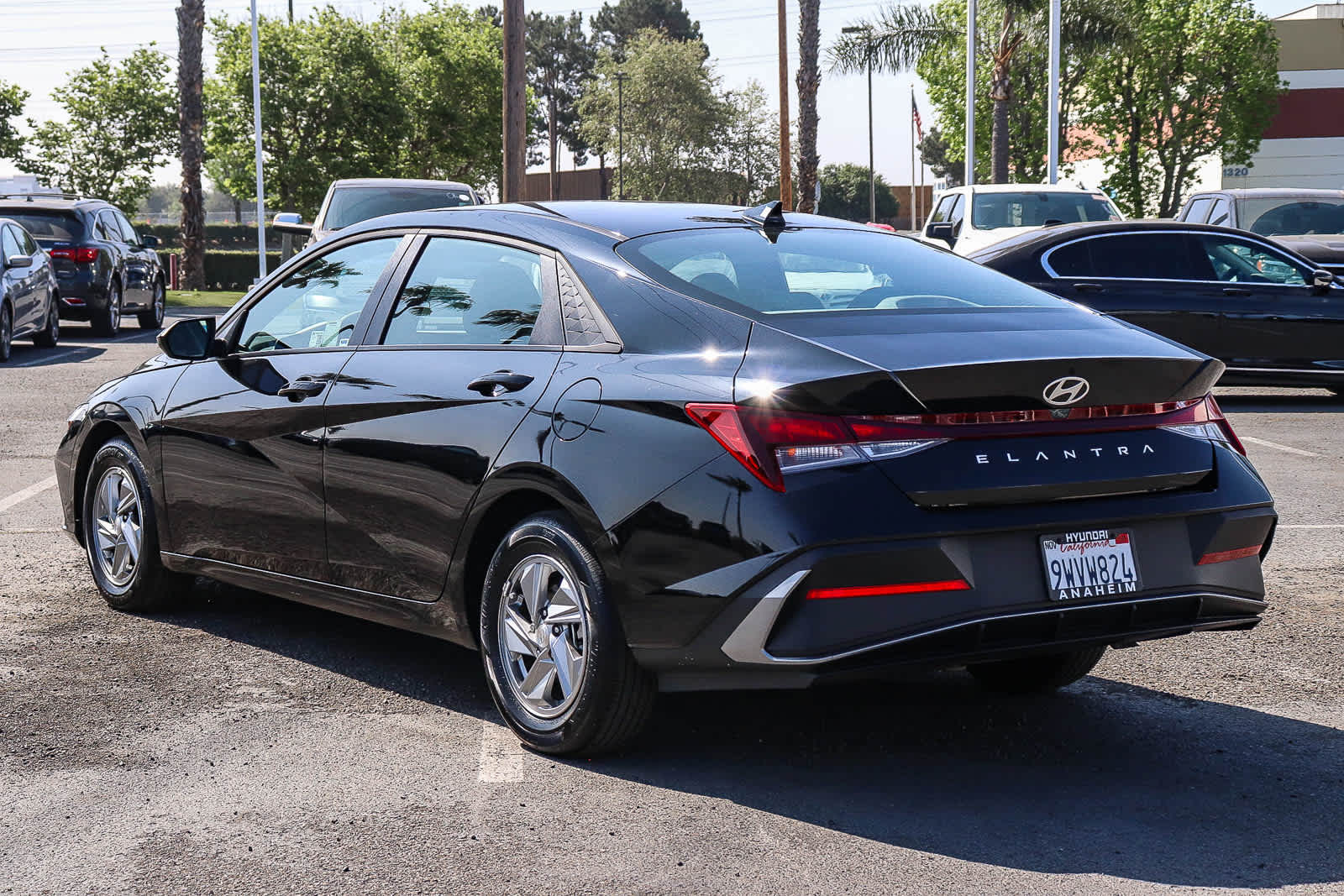 2025 Hyundai Elantra SE photo 3