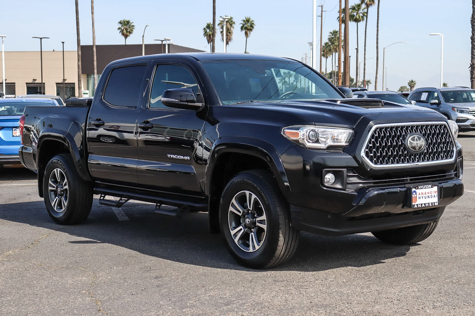 2018 Toyota Tacoma TRD Sport photo 2