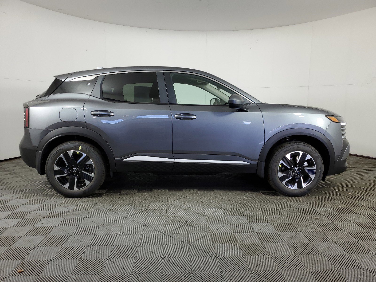 2025 Nissan Kicks SV photo 3