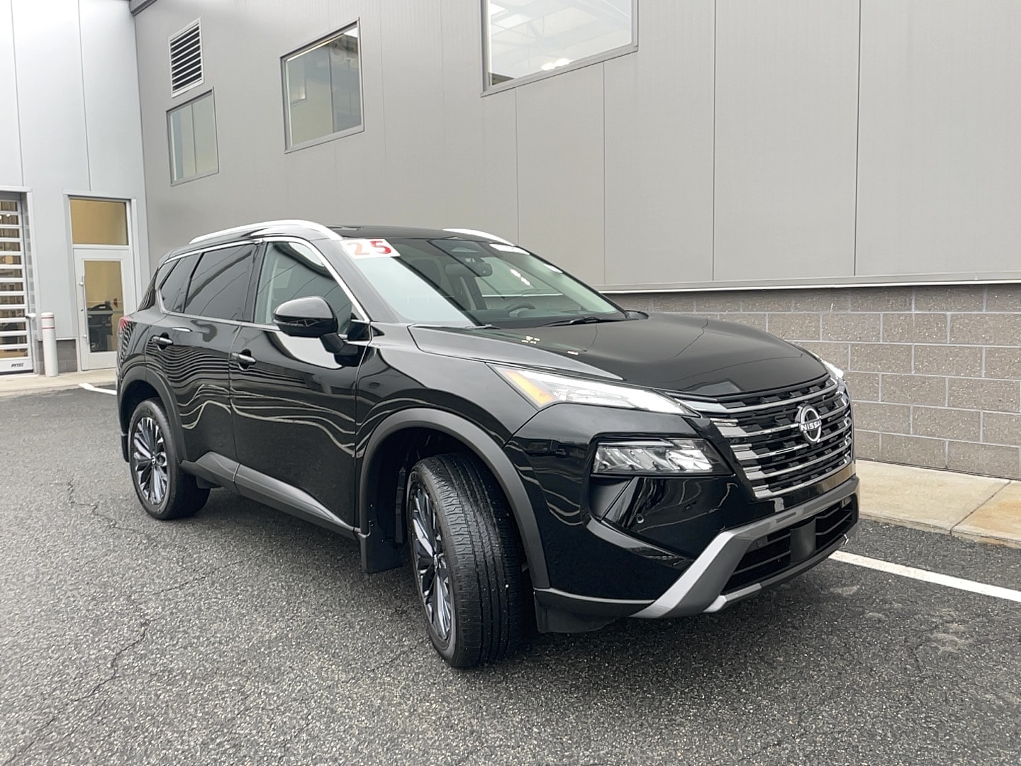 2025 Nissan Rogue SL's photo