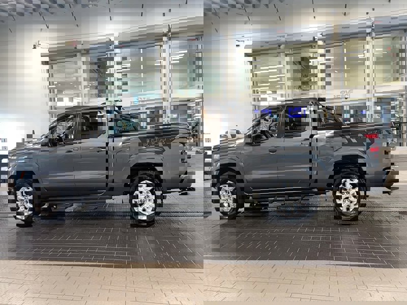 2023 Nissan Frontier SV photo 3