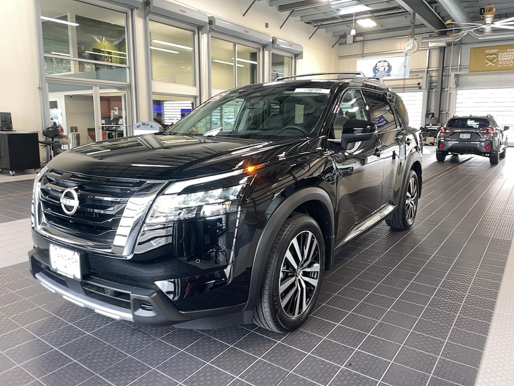 Used 2025 Nissan Pathfinder PLATINUM 4X4 SUV