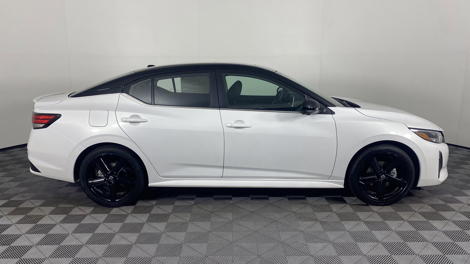 2025 Nissan Sentra SR photo 3