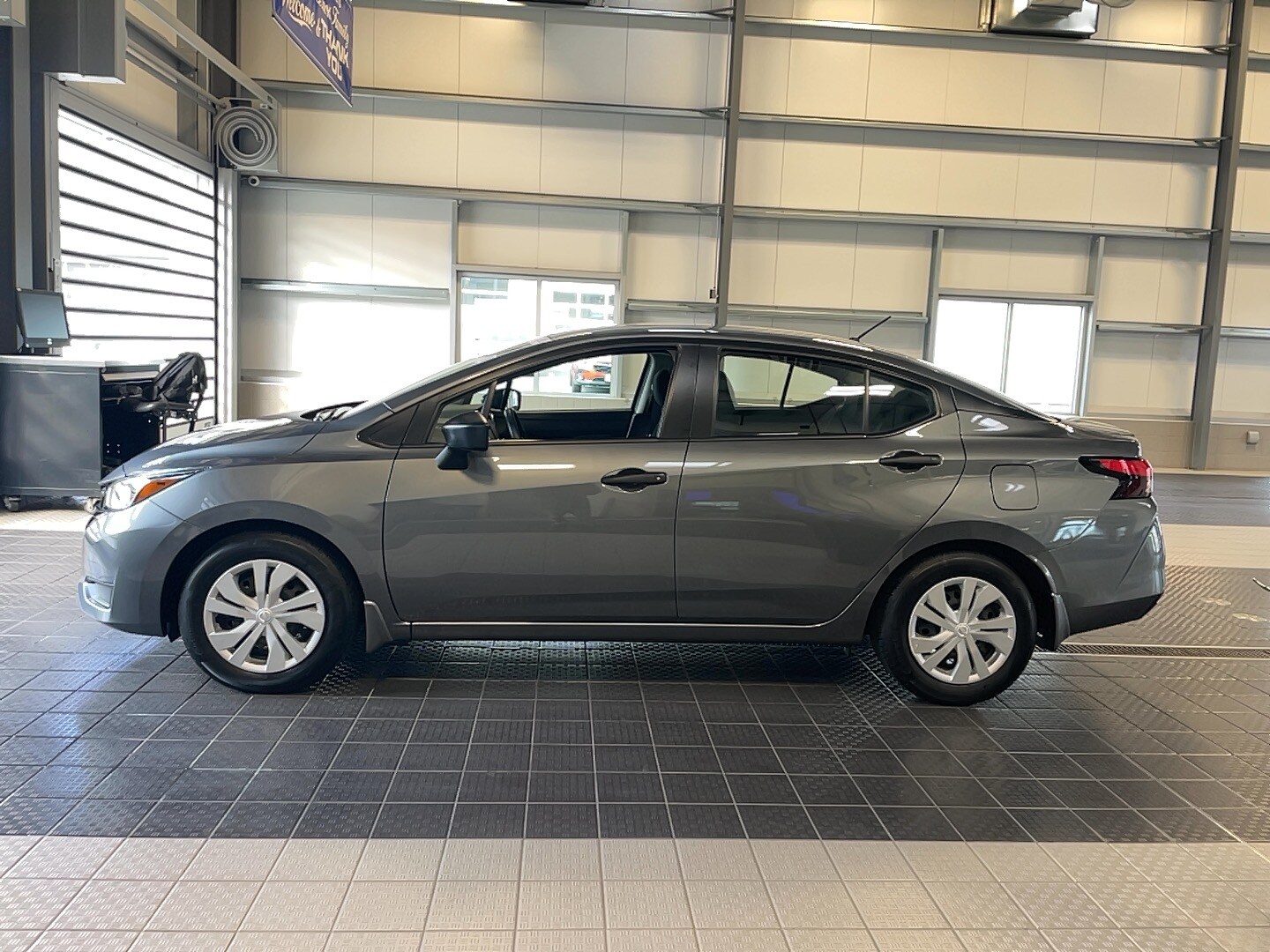 2023 Nissan Versa 1.6 S photo 3