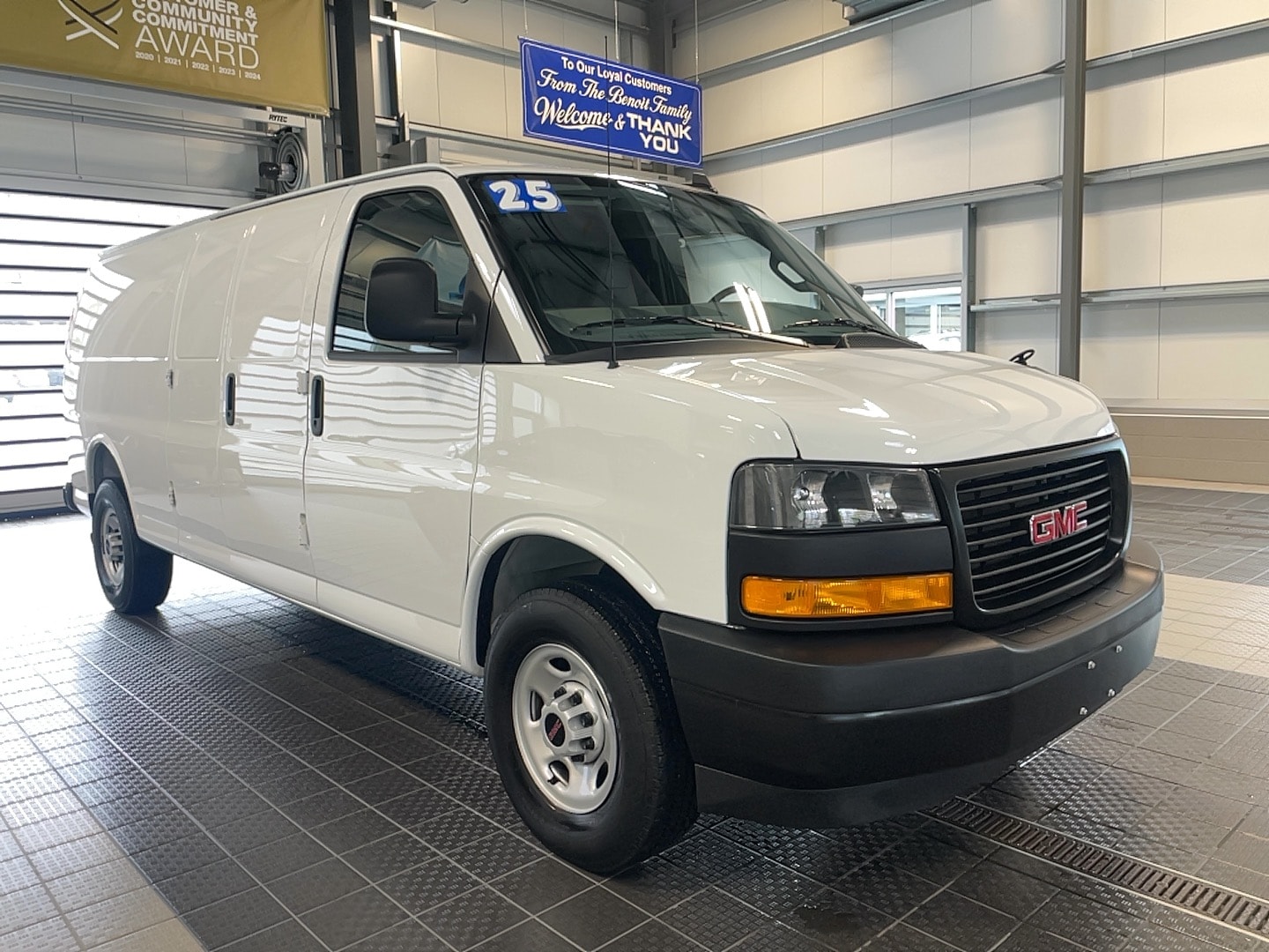2025 GMC Savana 3500 Ext WB's photo