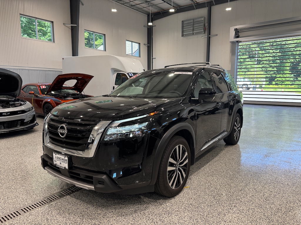 Used 2025 Nissan Pathfinder PLATINUM 4X4 SUV