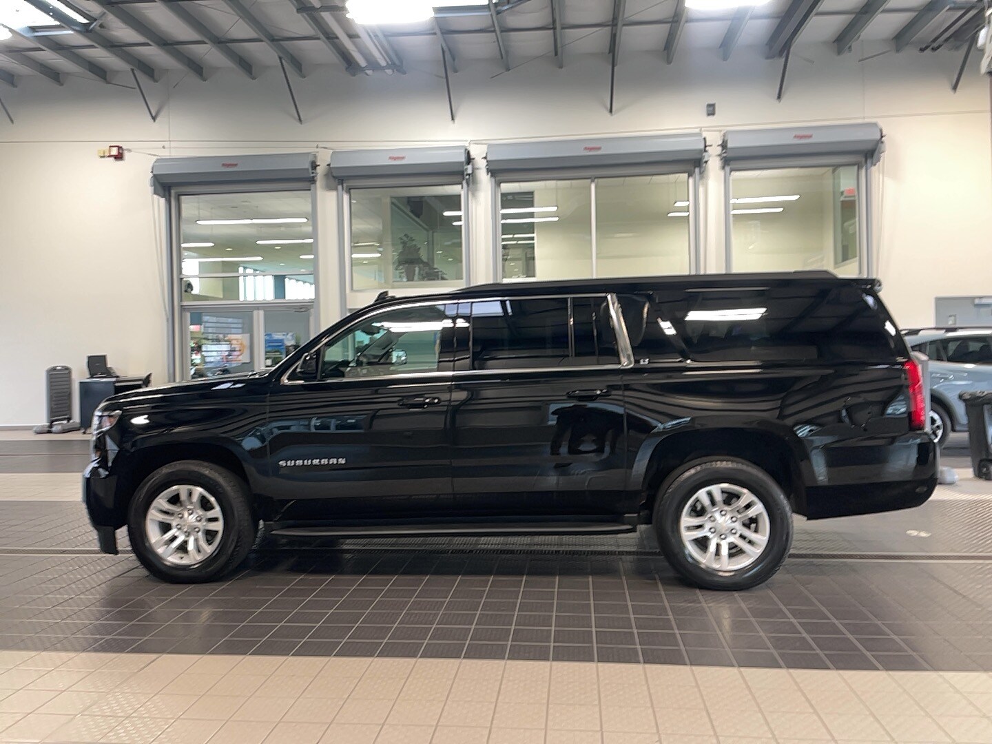 2020 Chevrolet Suburban LT photo 4
