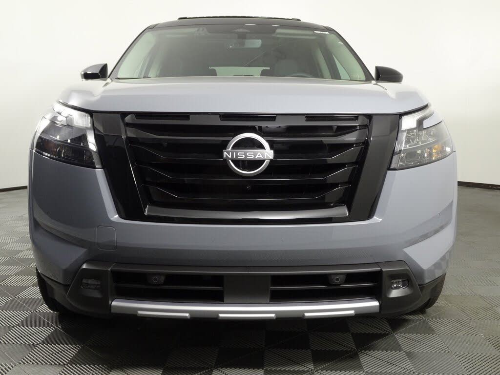 2025 Nissan Pathfinder Platinum photo 2