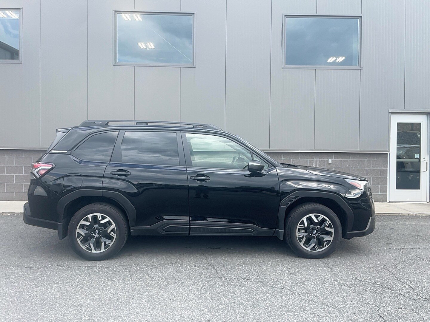 2025 Subaru Forester Premium photo 4