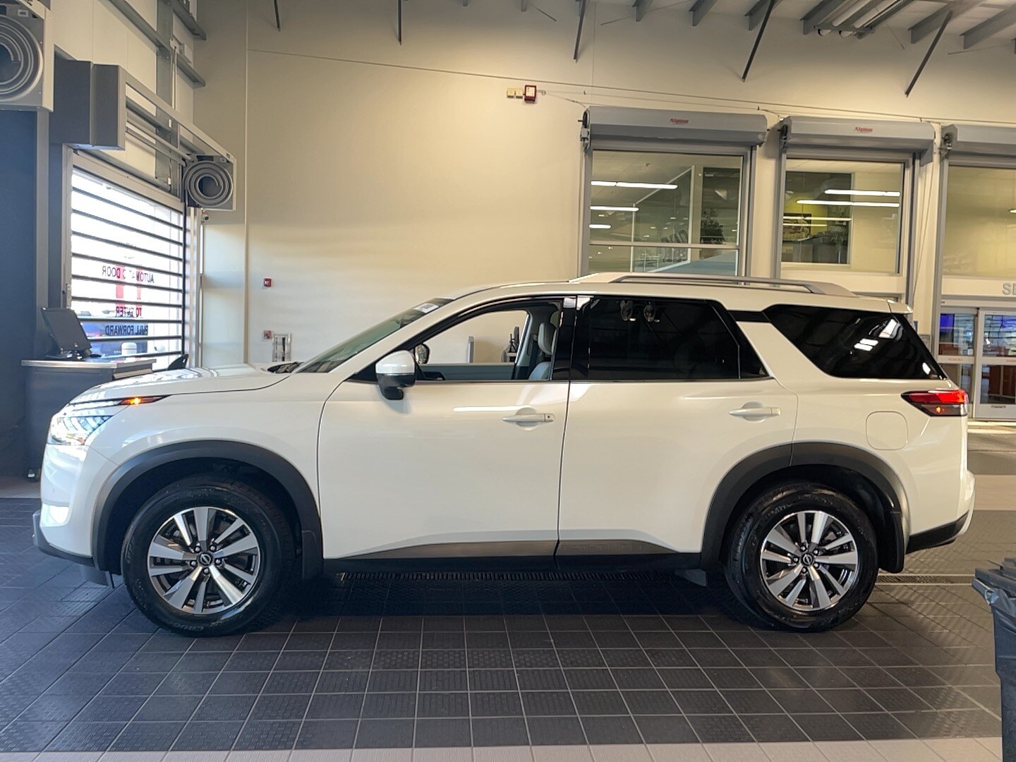 2023 Nissan Pathfinder SL 4x4 photo 4