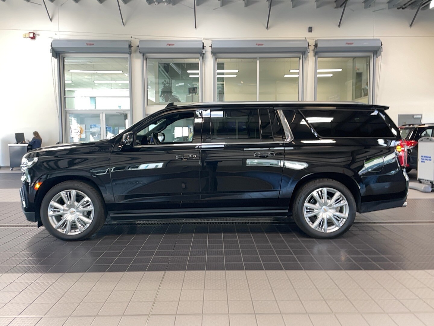 2024 Chevrolet Suburban High Country photo 3